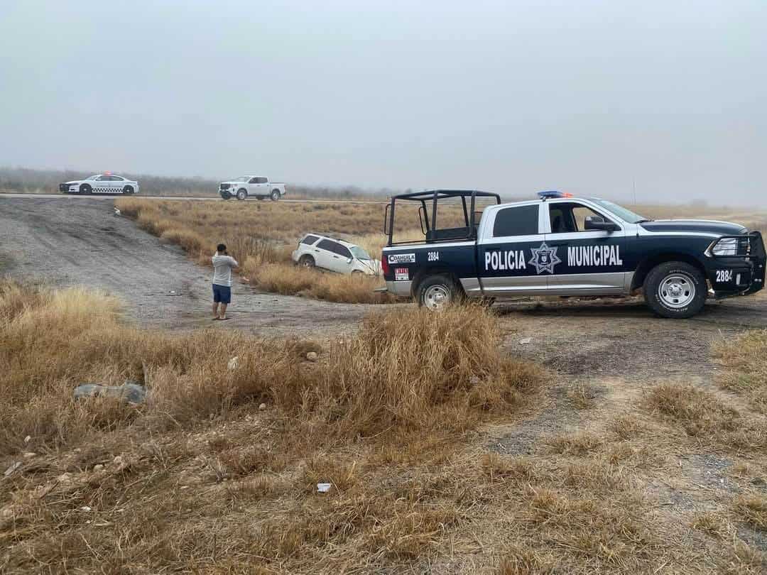 Vuelca camioneta en la Carretera 57; ocupantes resultan con golpes leves