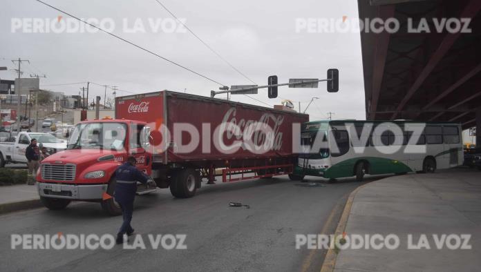 Incrusta camión de ruta en remolque de la Coca