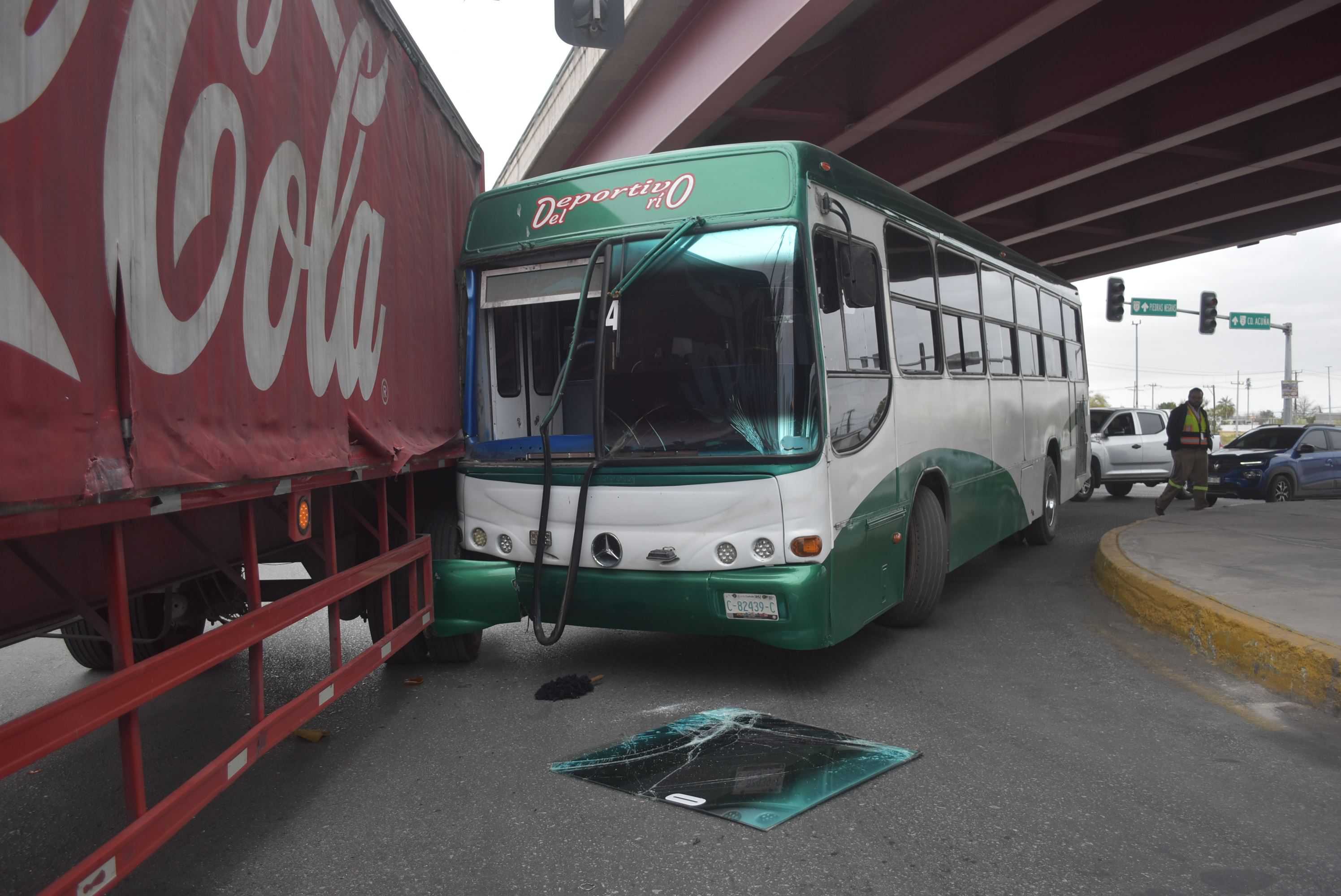 Incrusta camión de ruta en remolque de la Coca