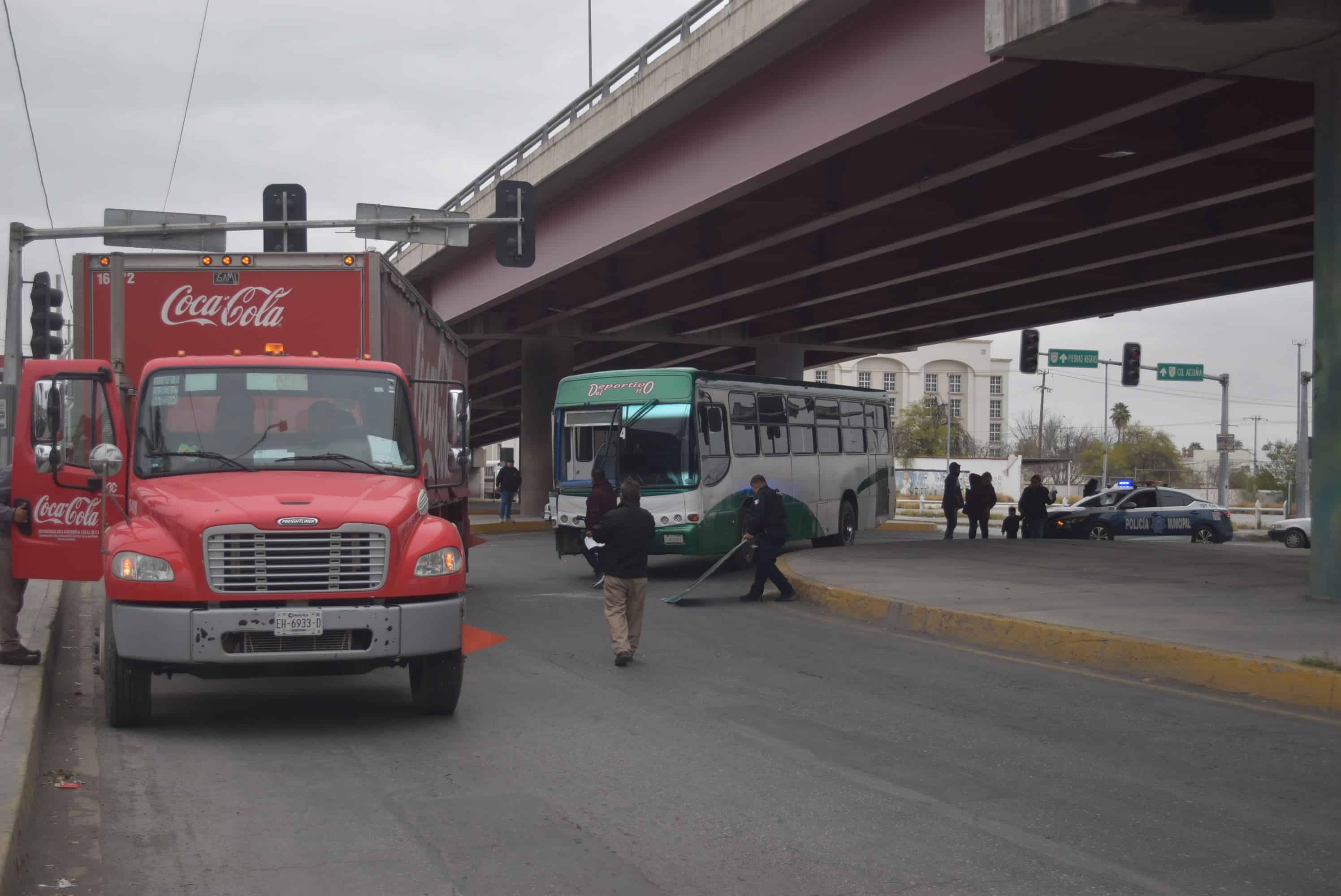 Incrusta camión de ruta en remolque de la Coca