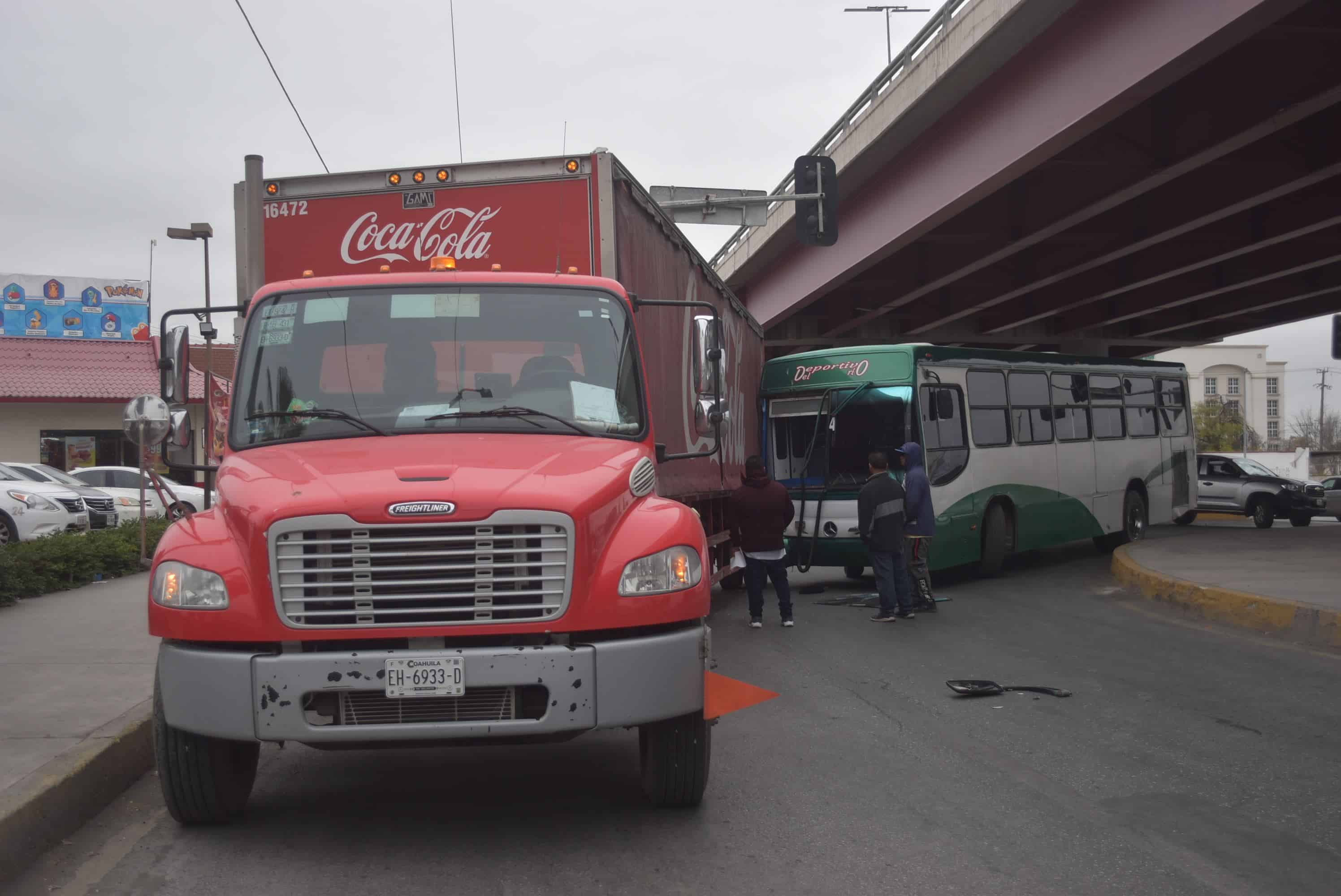 Incrusta camión de ruta en remolque de la Coca