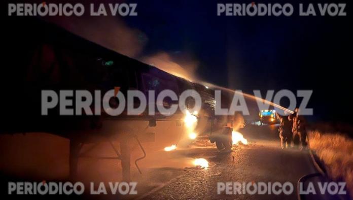 Arde plataforma con tubos de acero