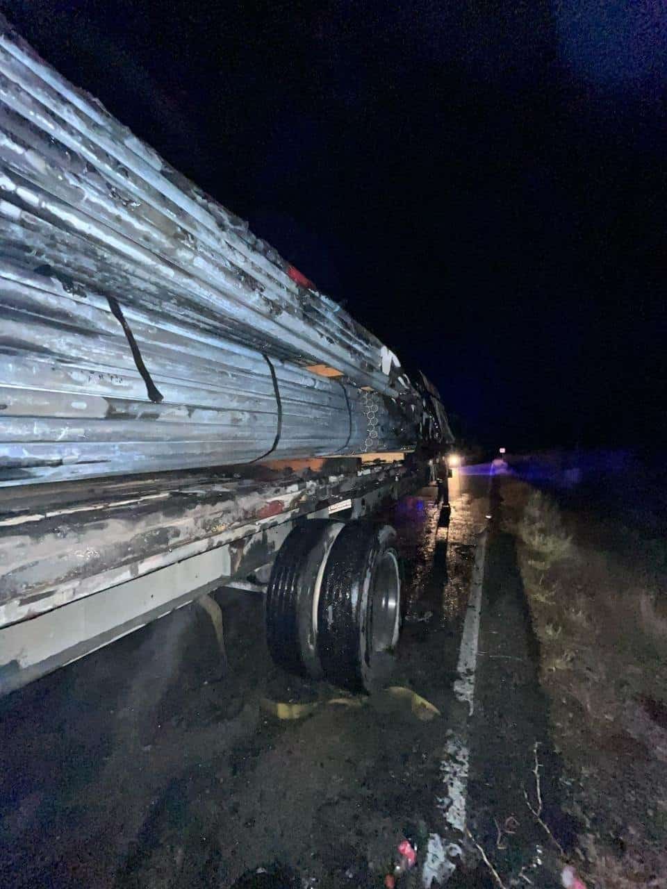 Arde plataforma con tubos de acero