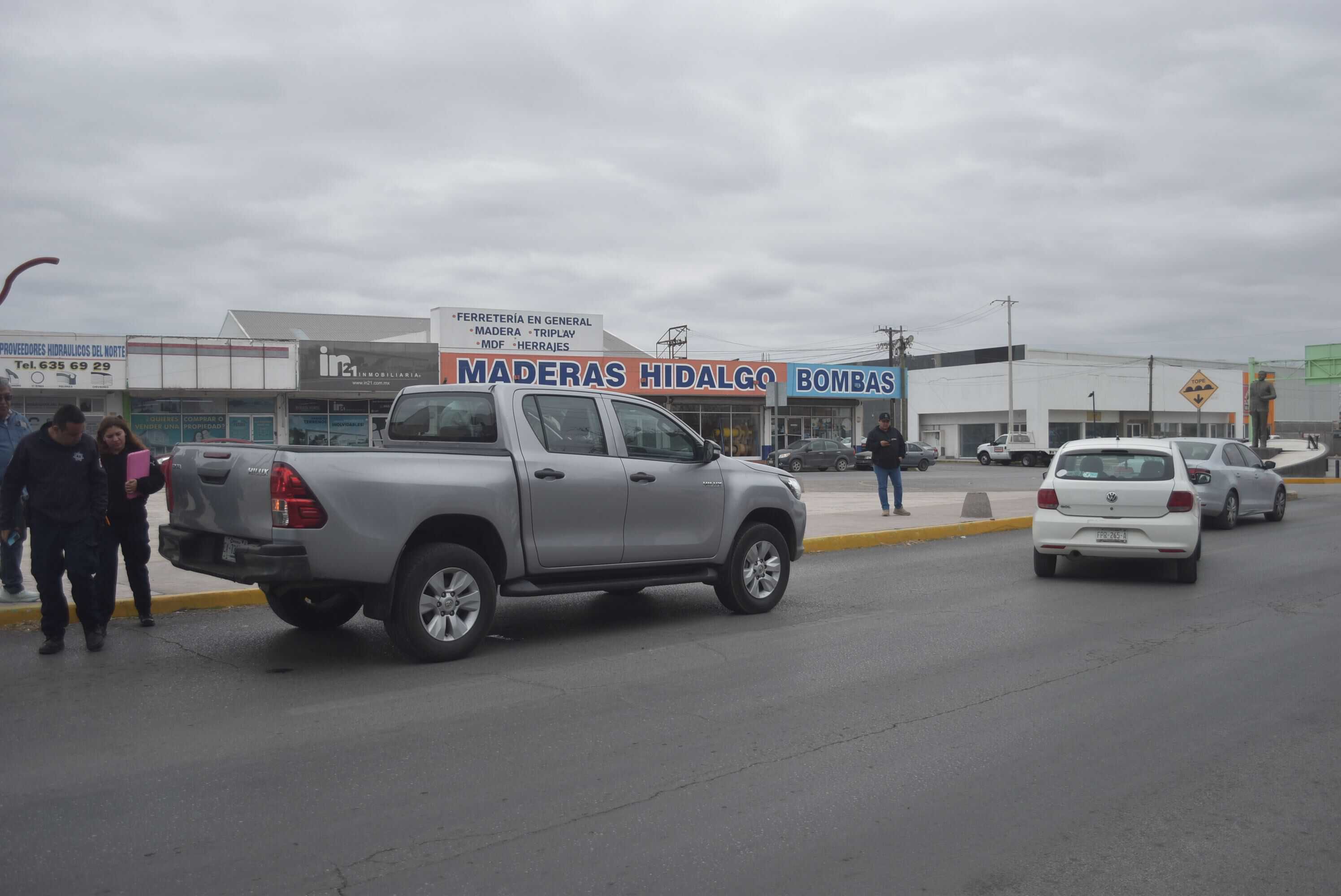 Persigue a responsable de choque y lo enfrenta