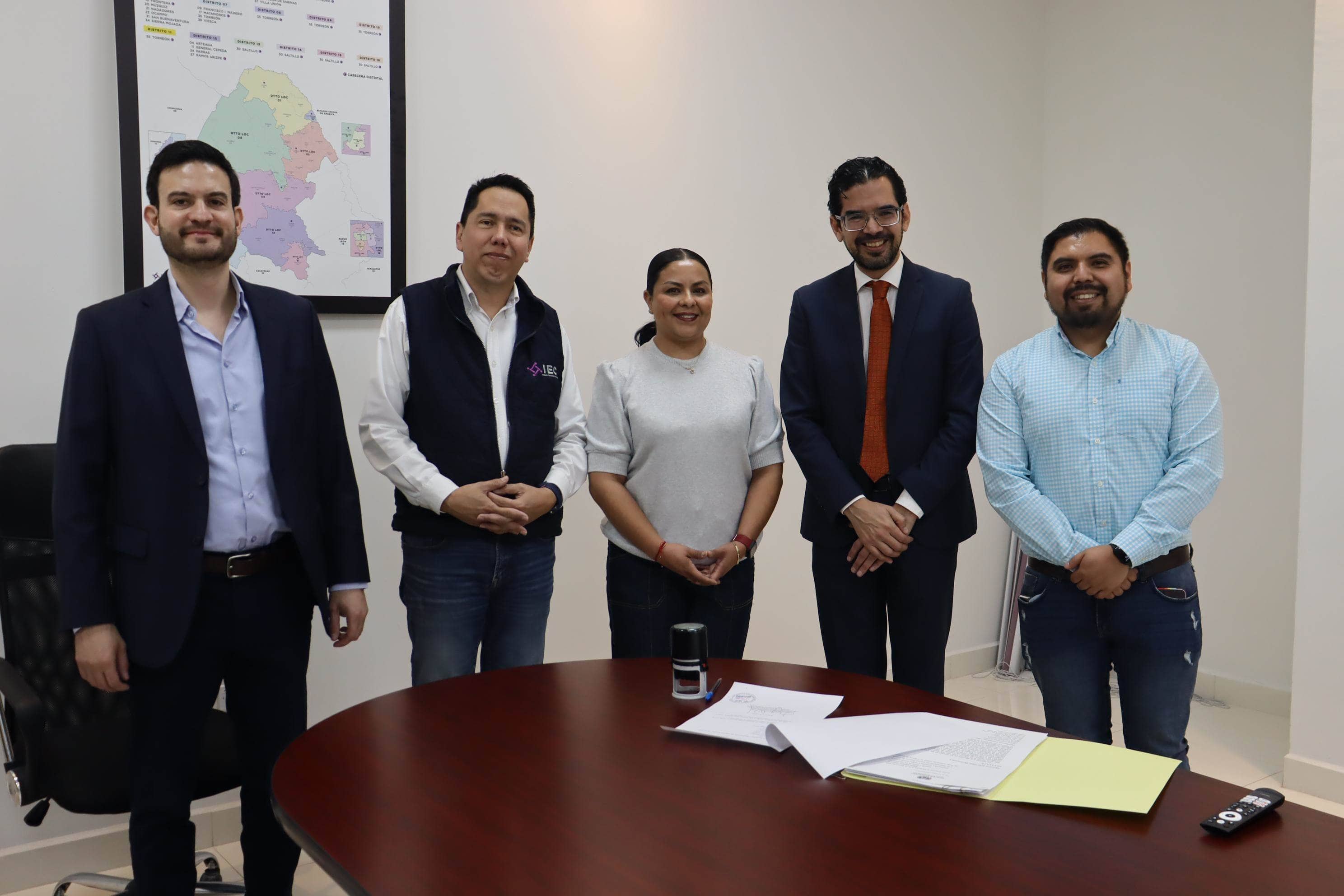 Entregan en el IEC lista de candidatos