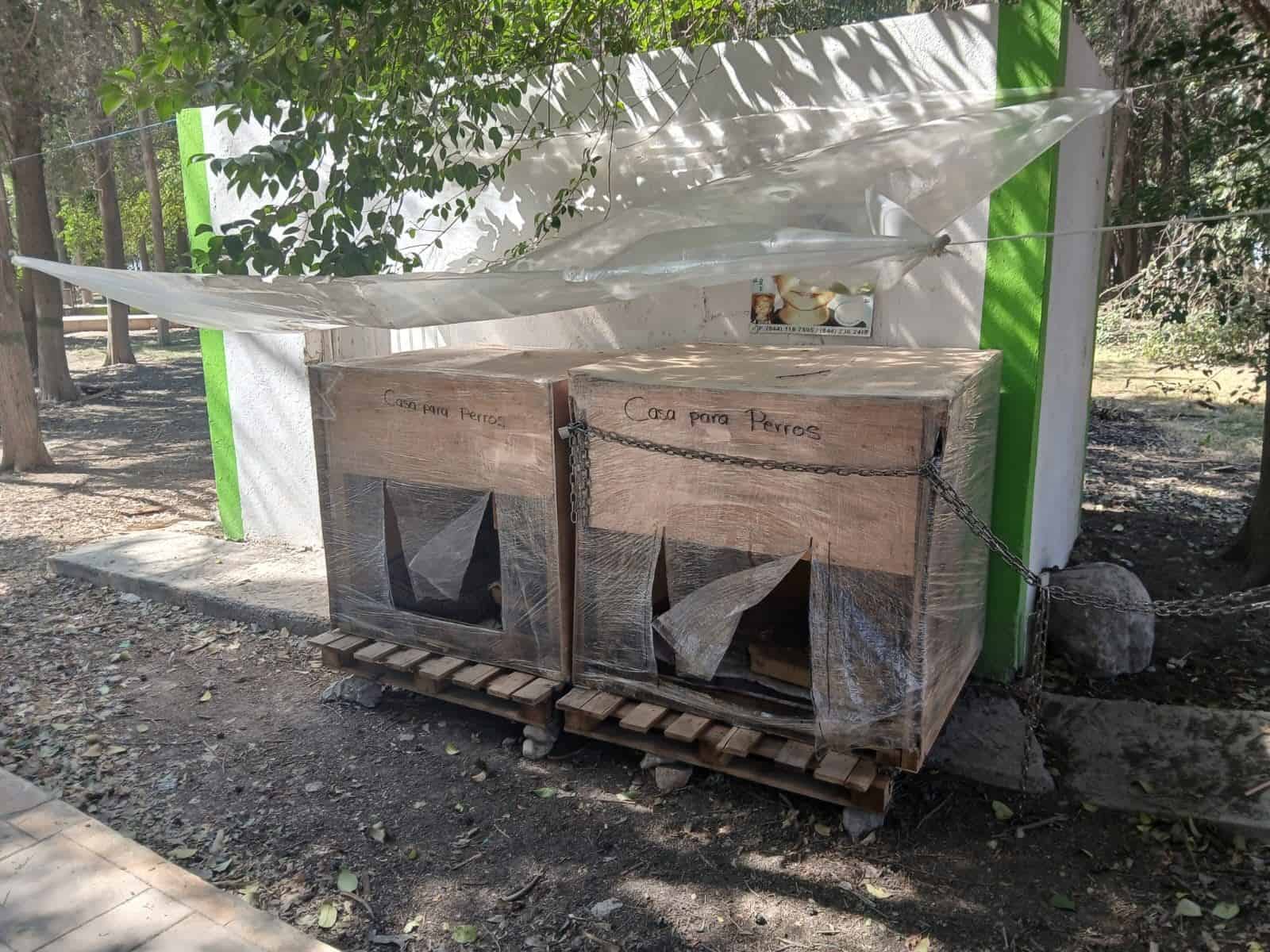 Instalan 2 casas para perros en la Alameda