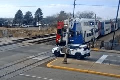 ¡Se salva de milagro! Tren embiste auto en Utah