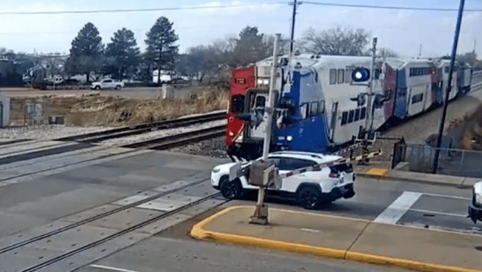 ¡Se salva de milagro! Tren embiste auto en Utah