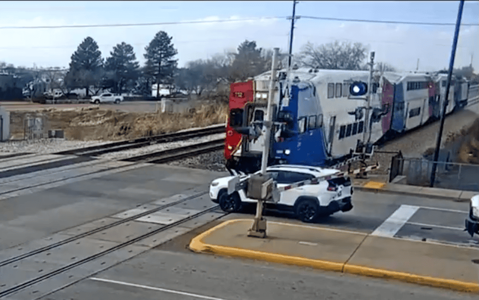 ¡Se salva de milagro! Tren embiste auto en Utah