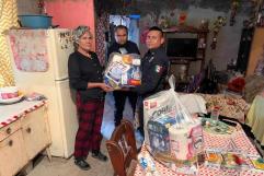 Policía de Nava entrega apoyo a familia de la colonia Del Valle