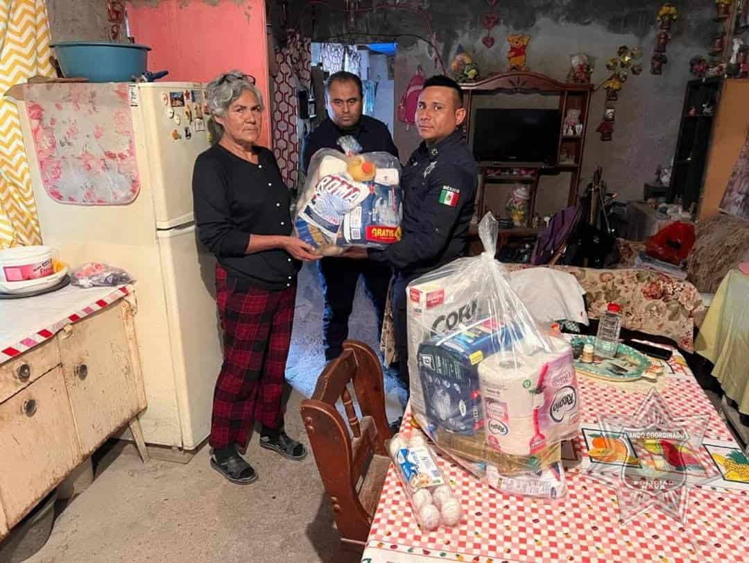 Policía de Nava entrega apoyo a familia de la colonia Del Valle