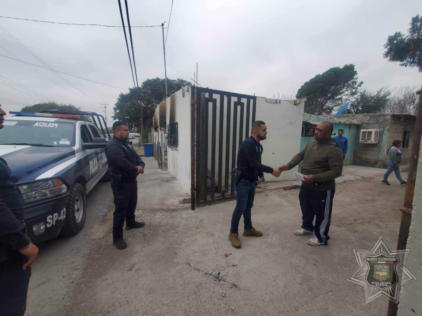 Policías de Nava apoyan a vecino que perdió su hogar en un incendio