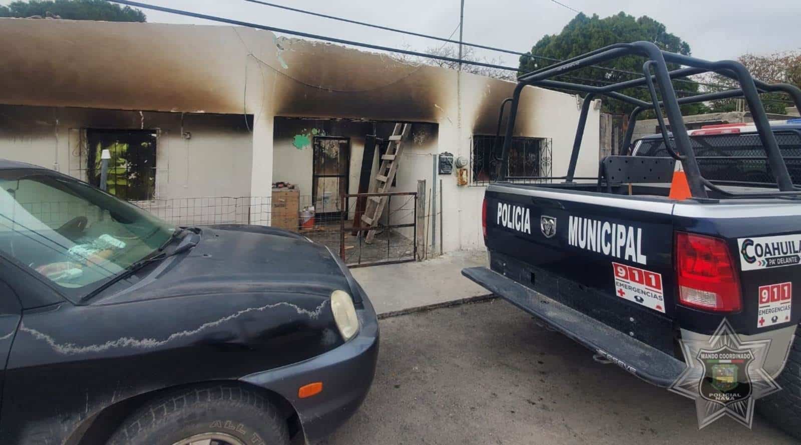 Policías de Nava apoyan a vecino que perdió su hogar en un incendio