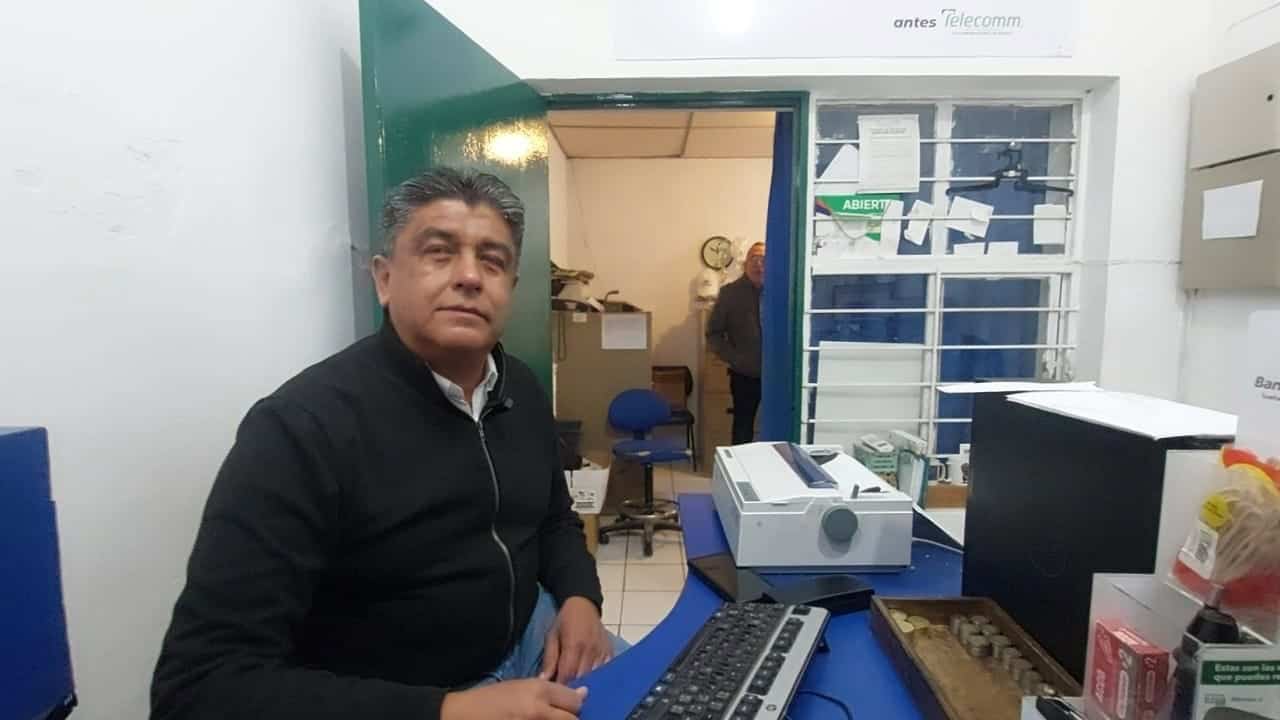Francisco Hernández Pérez telegrafista internacional y administrador de la oficina de la Financiera para el Bienestar.
