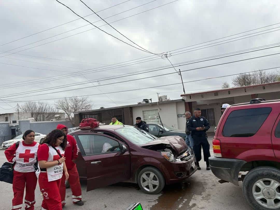 Paramédicos de la Cruz Roja atienden a participantes en choque múltiple.