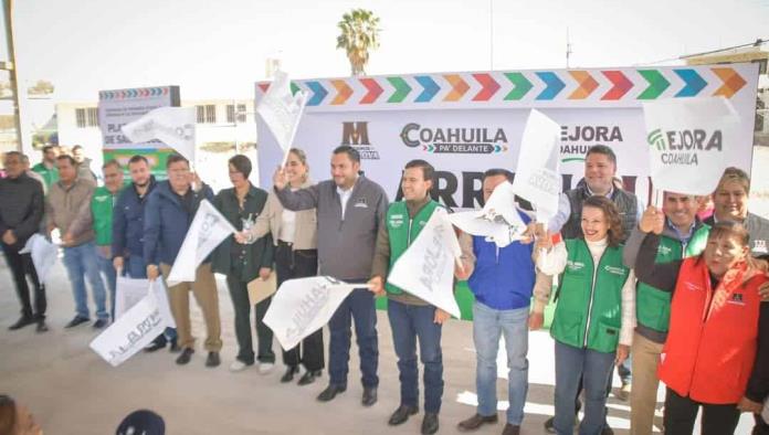 Entrega Alcalde plaza en la San Miguel