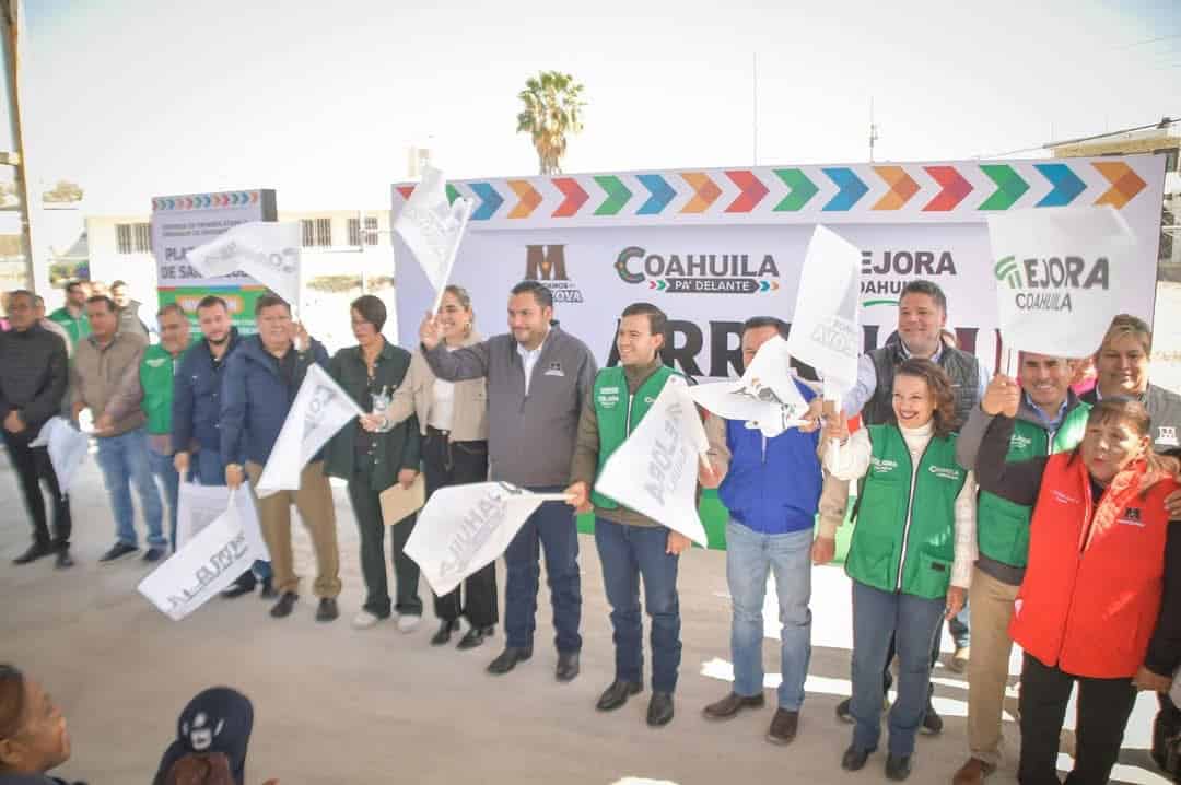 El alcalde Carlos Villarreal Pérez y el Coordinador General de Mejora Coahuila, Gabriel Elizondo Pérez entregaron la primera etapa de construcción de la Plaza de la colonia Valle de San Miguel.
