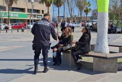 Reparten policías rosas y bombones