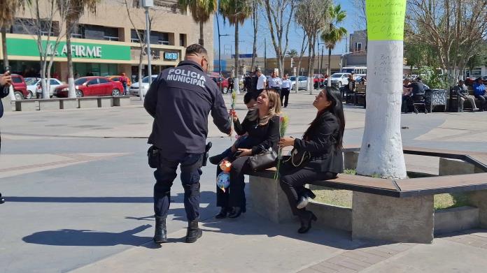 Reparten policías rosas y bombones Reparten policías rosas y bombones