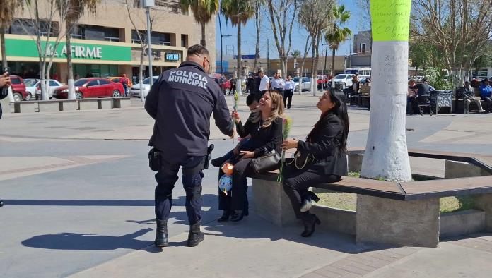 Reparten policías rosas y bombones