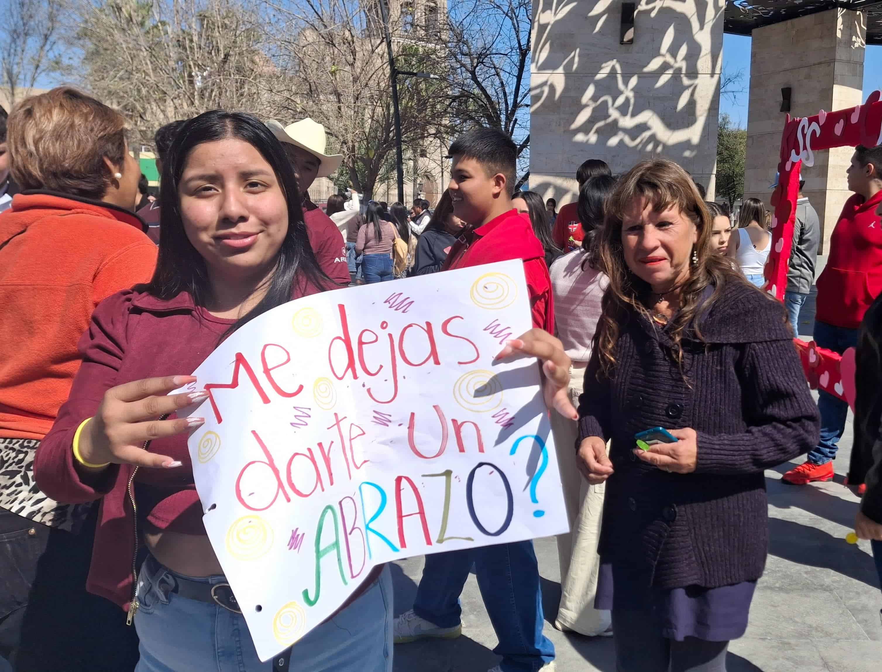 Los jóvenes reglaron abrazos en el día del Amor y la Amistad.