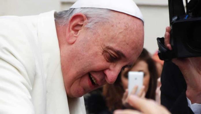 Hospitalizan al papa Francisco por una fuerte bronquitis