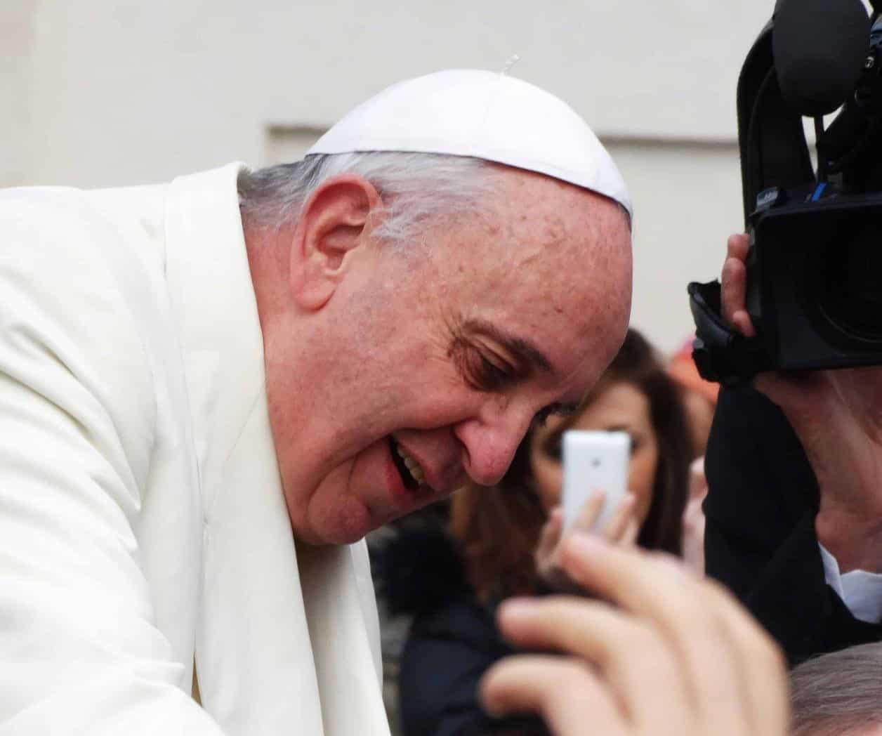 Hospitalizan al papa Francisco por una fuerte bronquitis
