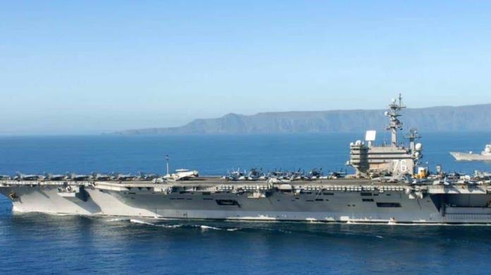 Portaaviones americano se impacta con buque mercante Portaaviones americano se impacta con buque mercante