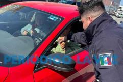 Policías de Frontera sorprenden a automovilistas con regalos en San Valentín