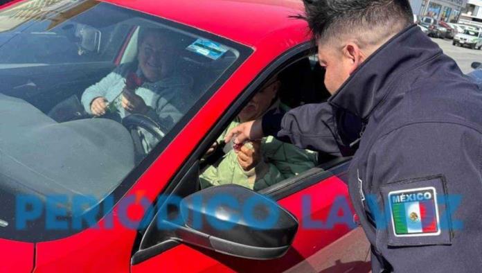 Policías de Frontera sorprenden a automovilistas con regalos en San Valentín