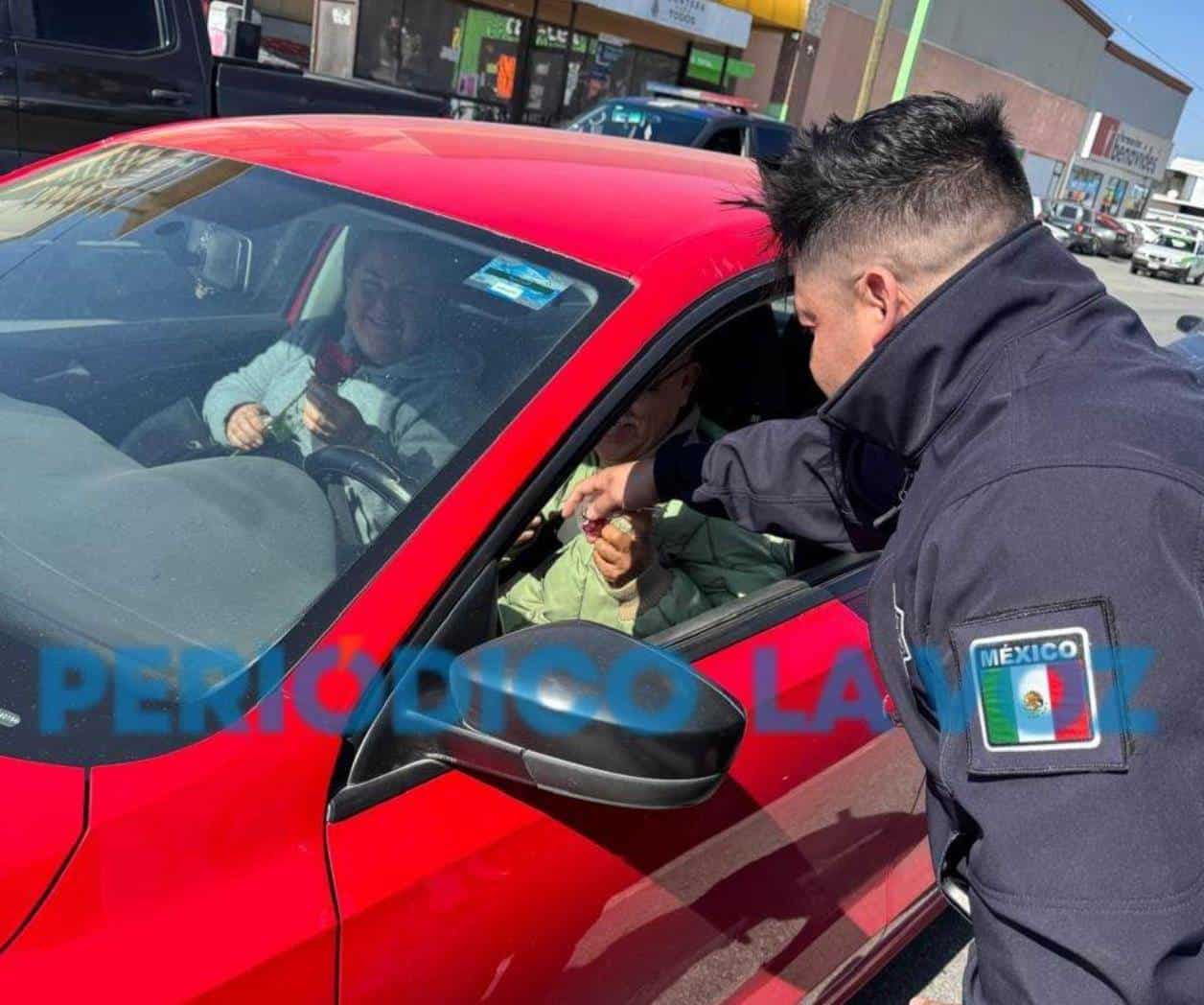 Policías de Frontera sorprenden a automovilistas con regalos en San Valentín
