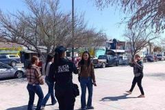 Policía Estatal de Coahuila Regala Rosas y Paletas en Sabinas por San Valentín