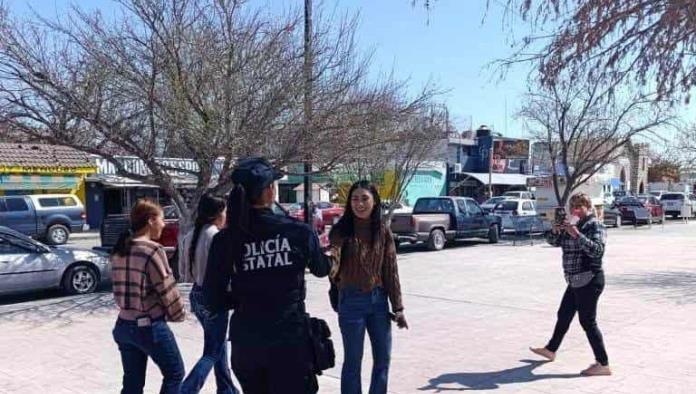 Policía Estatal de Coahuila Regala Rosas y Paletas en Sabinas por San Valentín