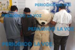 Secuestran a Ted; Por robarse un peluchote, tres menores desataron una persecución