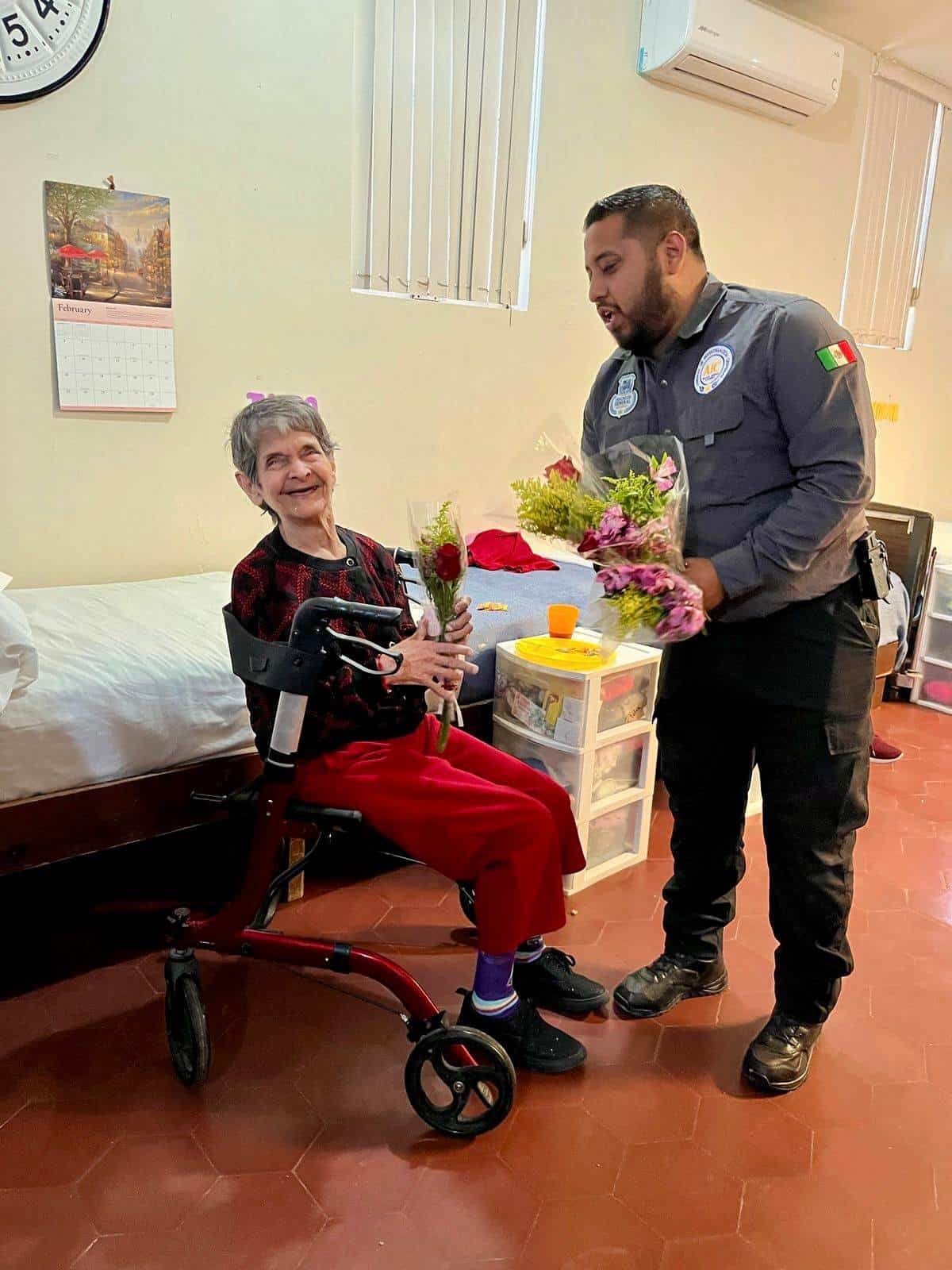 Agentes de la AIC llevan amor y compañía a adultos mayores en San Valentín