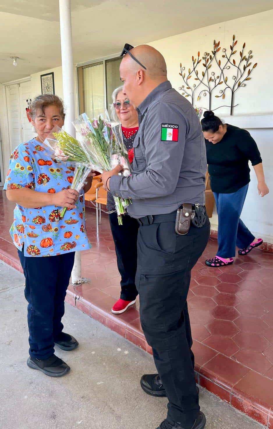 Agentes de la AIC llevan amor y compañía a adultos mayores en San Valentín