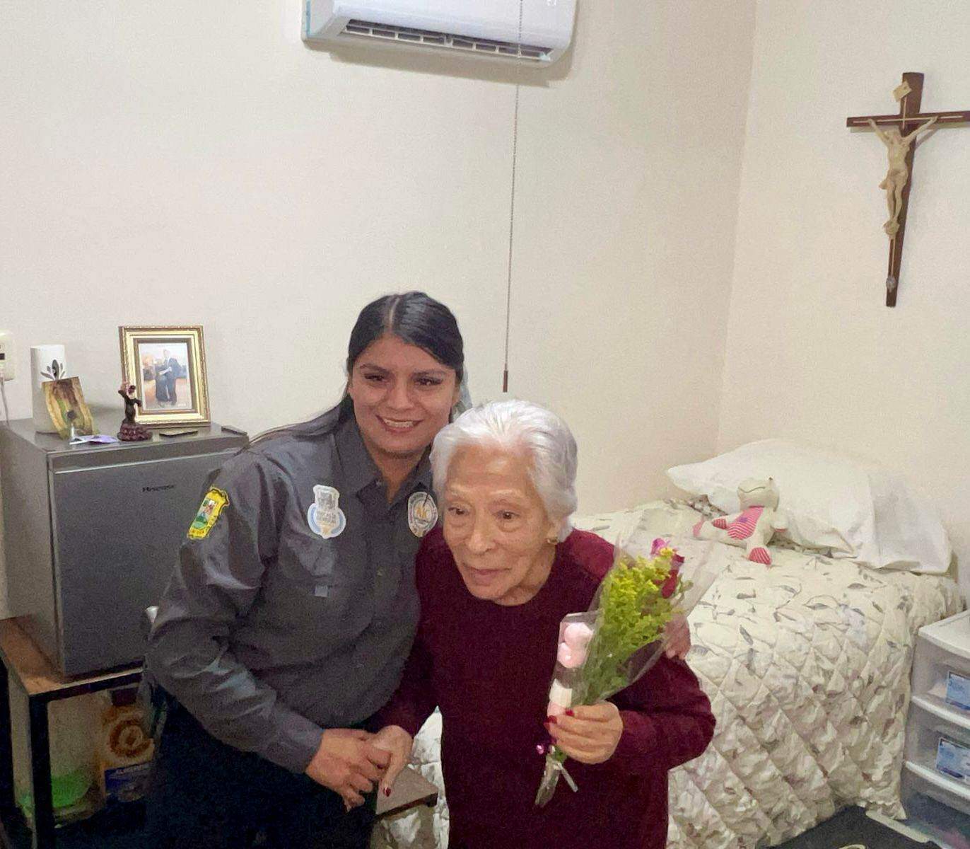 Agentes de la AIC llevan amor y compañía a adultos mayores en San Valentín