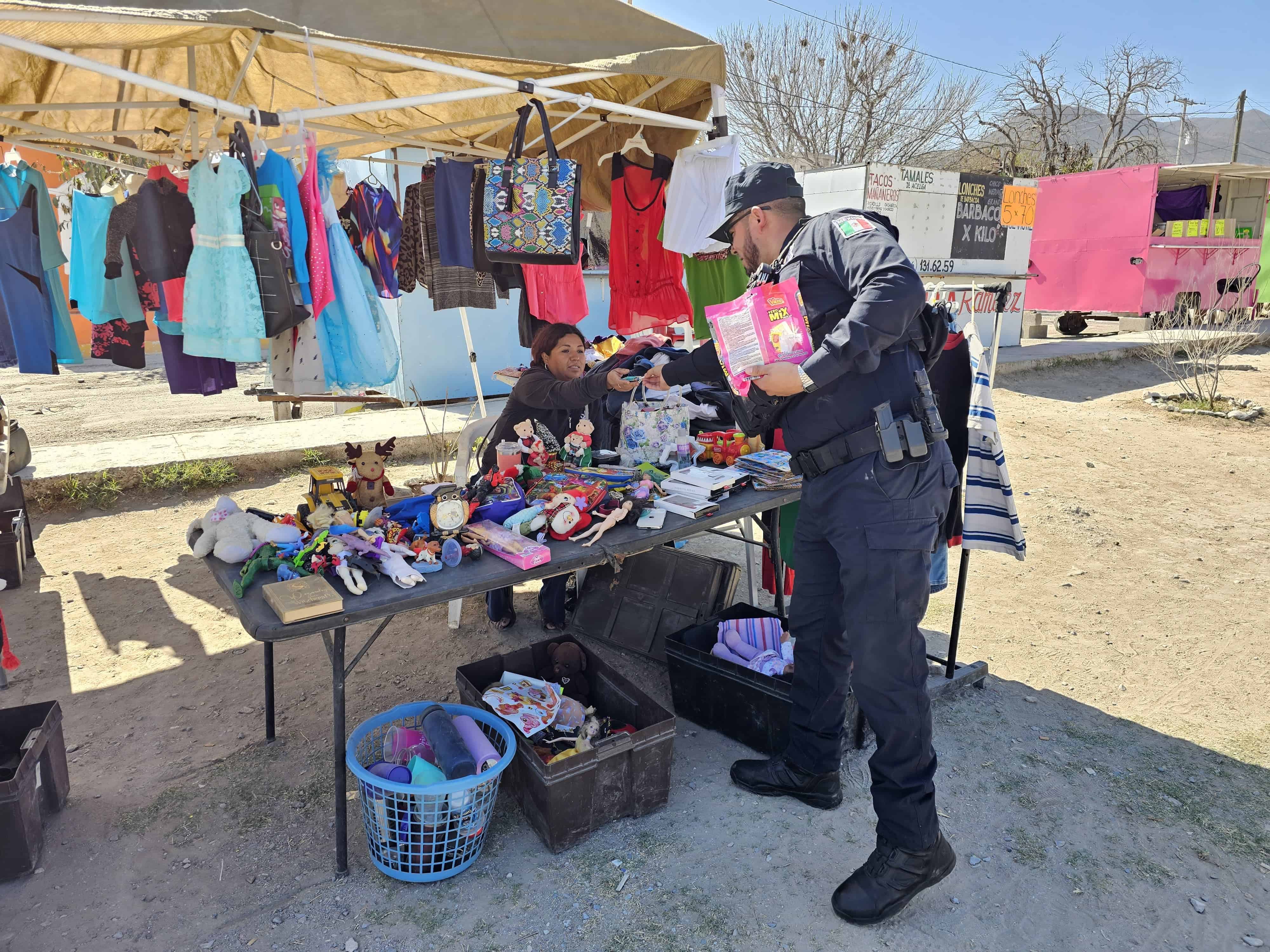 Policía Estatal de Coahuila reparte dulces y sonrisas en San Valentín