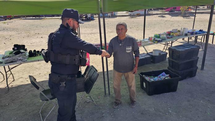 Policía Estatal de Coahuila reparte dulces y sonrisas en San Valentín