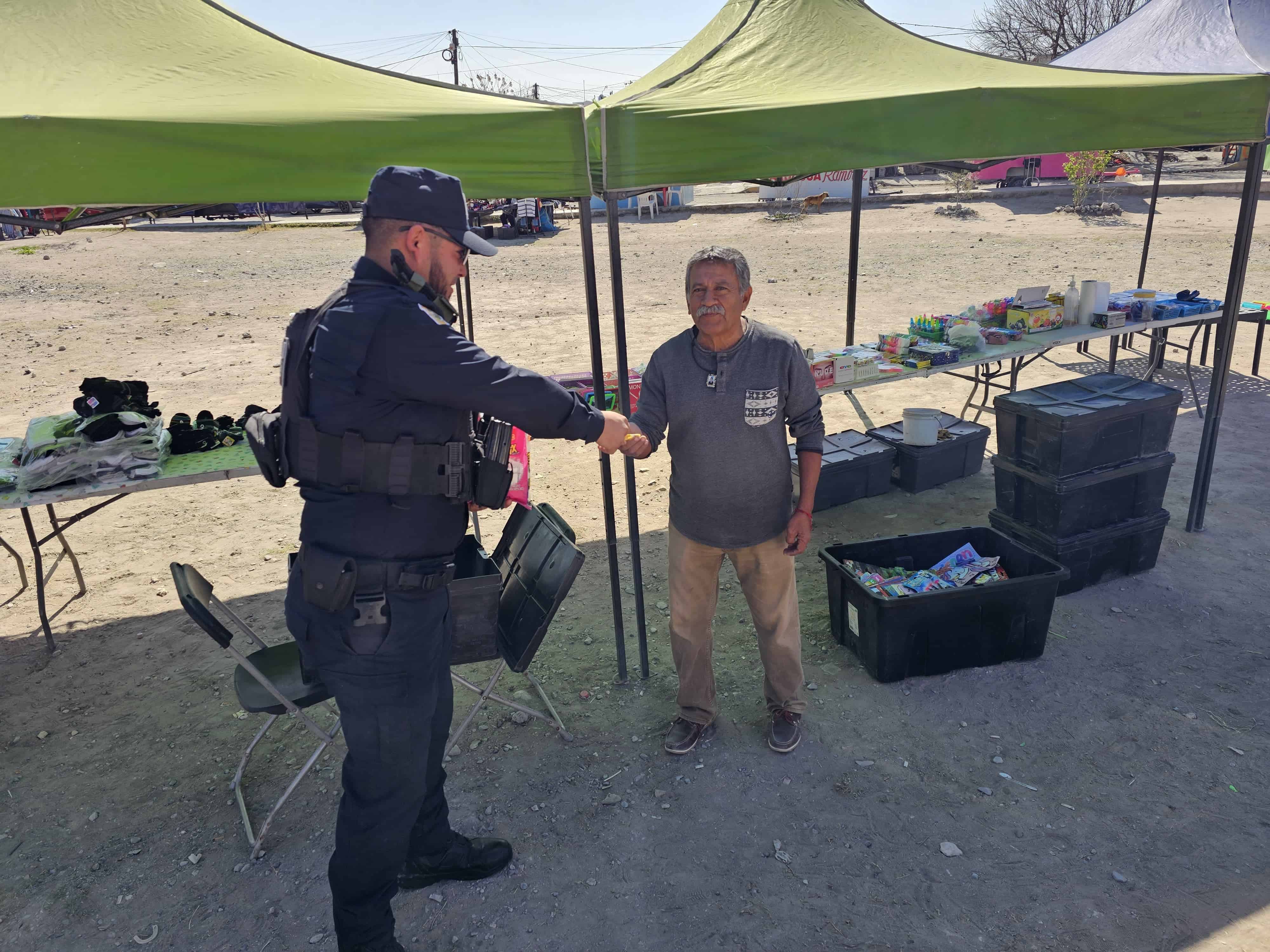 Policía Estatal de Coahuila reparte dulces y sonrisas en San Valentín