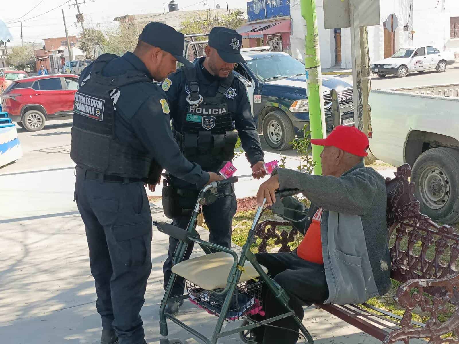 Policía Estatal de Coahuila reparte dulces y sonrisas en San Valentín