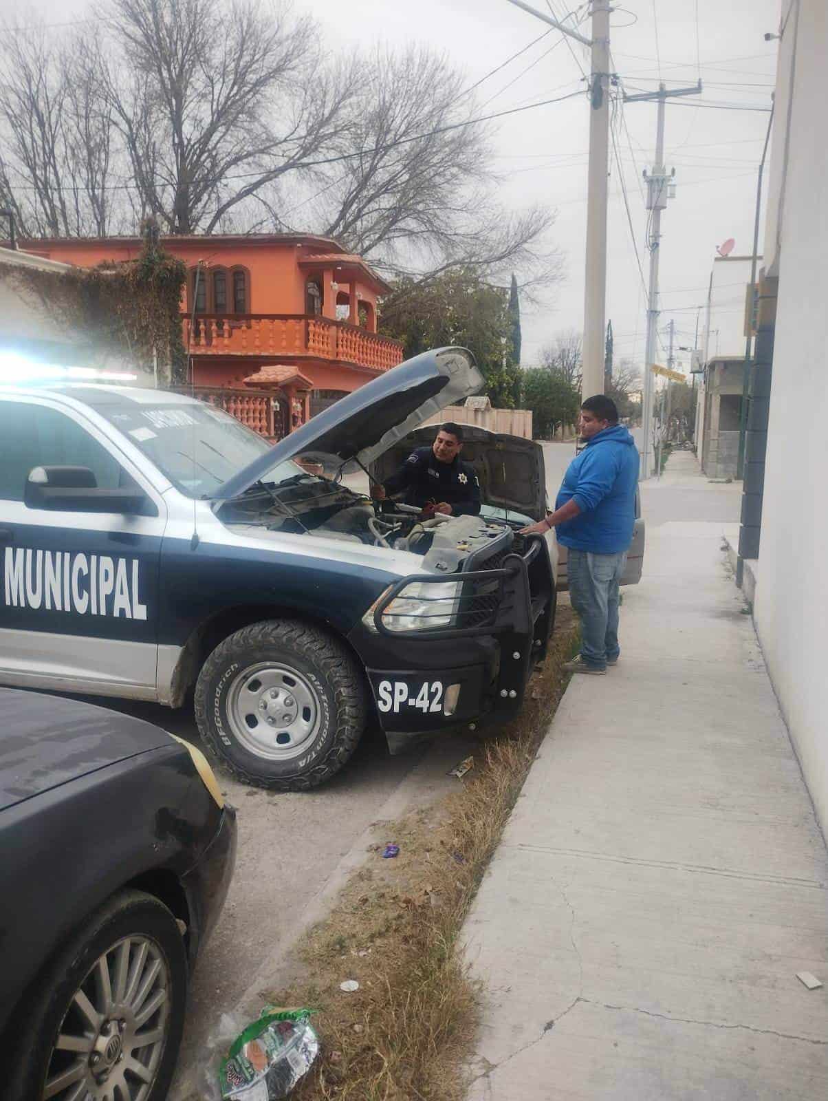 Policías de Nava auxilian a automovilista varado