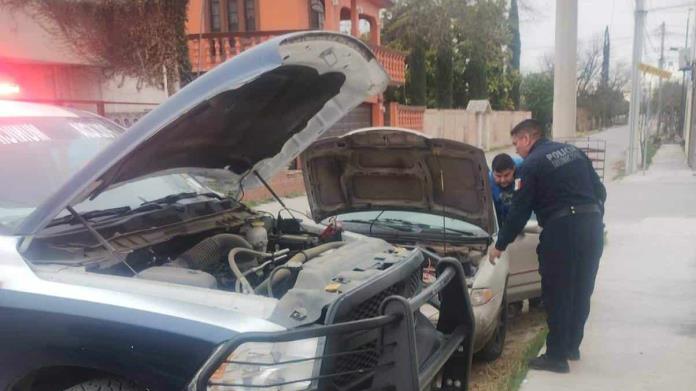 Policías de Nava auxilian a automovilista varado Policías de Nava auxilian a automovilista varado