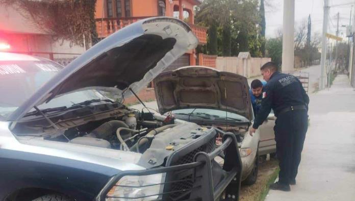 Policías de Nava auxilian a automovilista varado