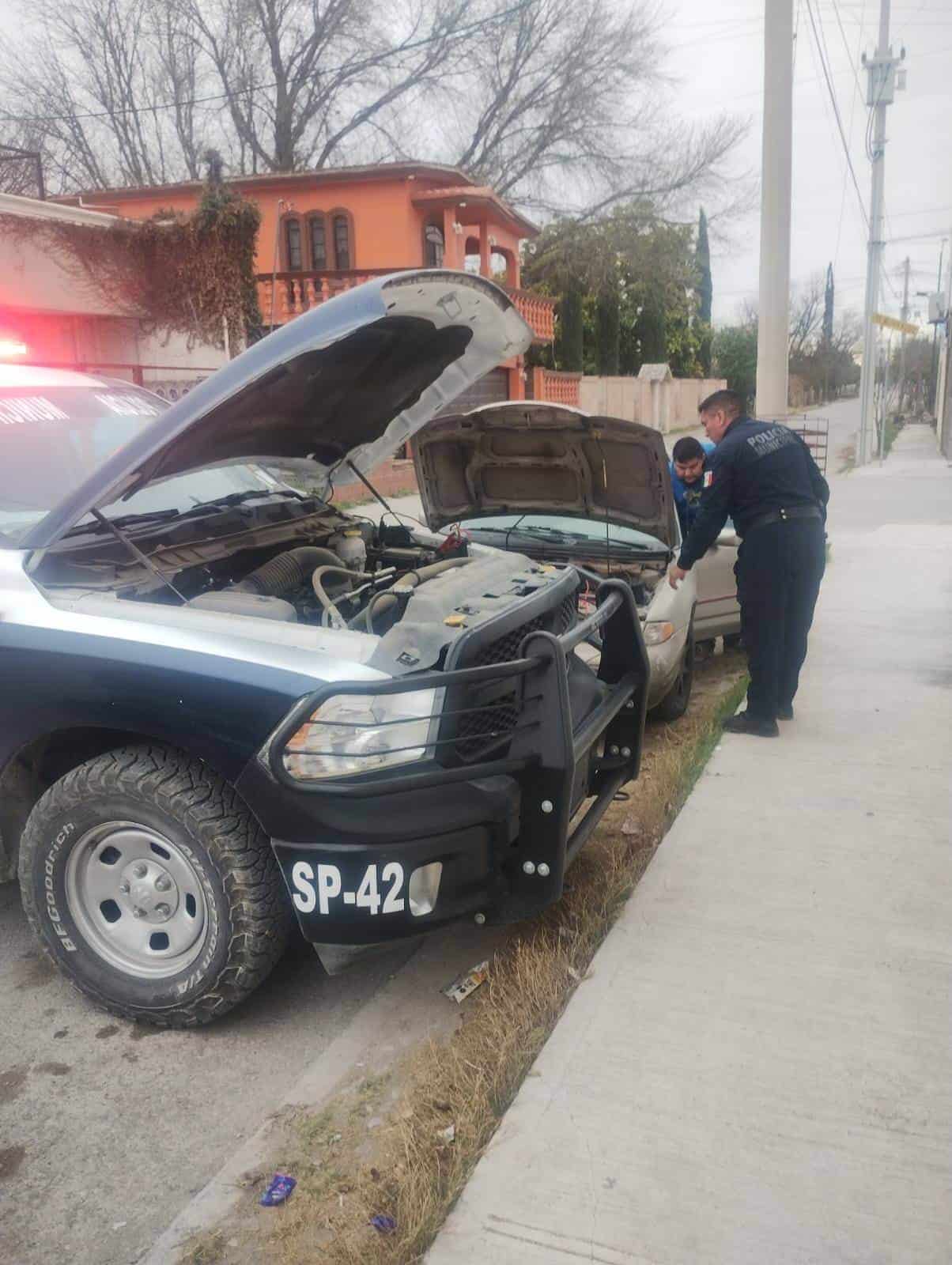 Policías de Nava auxilian a automovilista varado