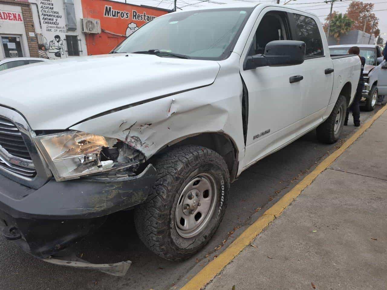 Chocan Tres Vehículos en cruce de Hidalgo con 6 de Mayo