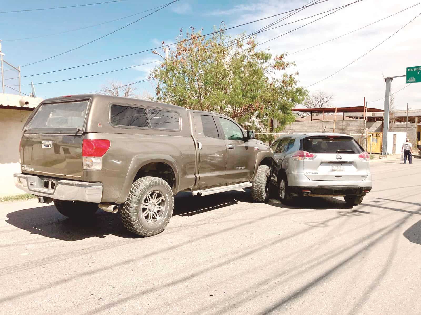 Invade carril y la chocan