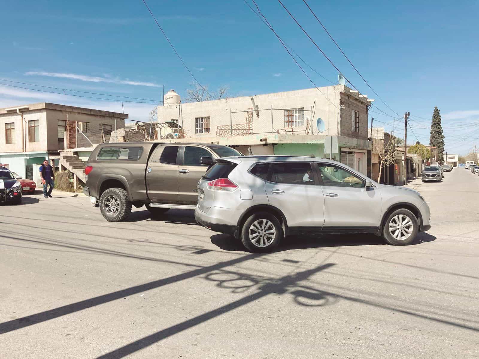 Invade carril y la chocan