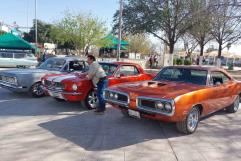 Celebran día nacional del automóvil antiguo