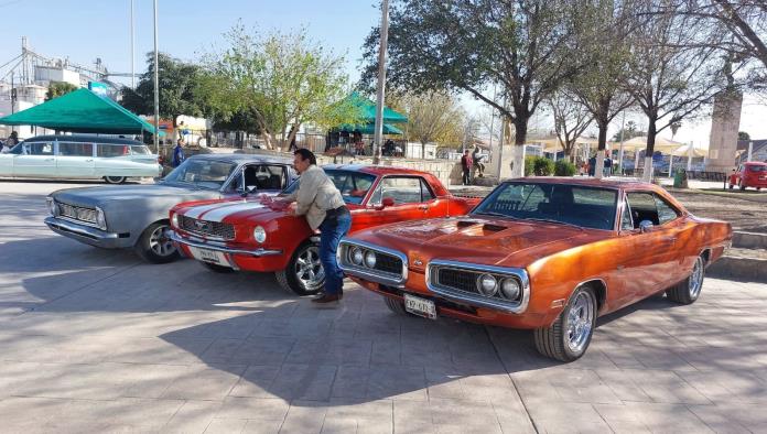 Celebran día nacional del automóvil antiguo